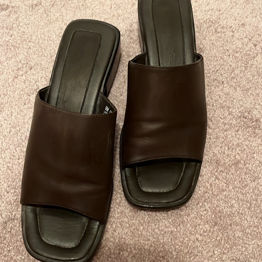 Slip on brown shoes size 9M - Picture 2 of 3